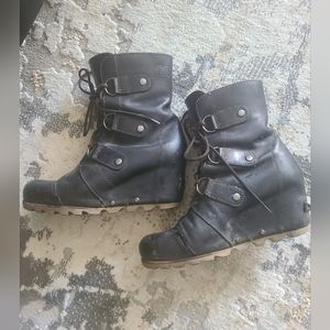 Grey/ black Sorel boots, sz 6.5, lace up, rubber sole. Was $200